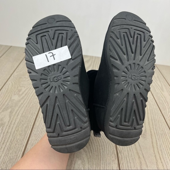 UGG Women's Fluff Mini Quilted Boots US6/EUR37 Black w/ White Logo Heel $160 - Picture 10 of 10